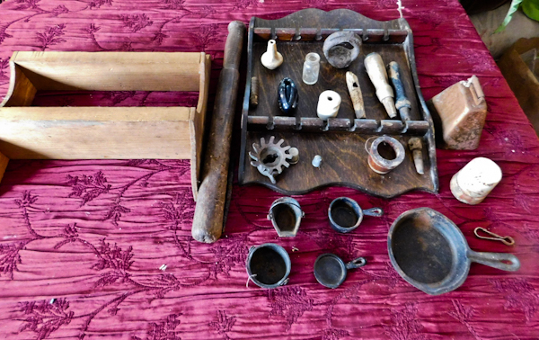 lot 140 image: two wooden shelf units and several mini items