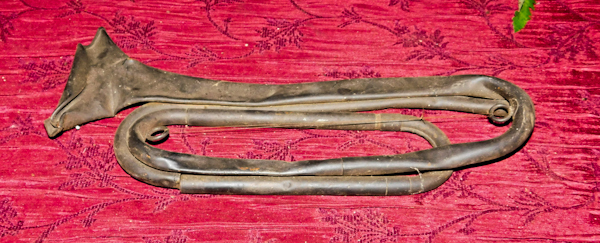 lot 142 image: flattened musical instrument