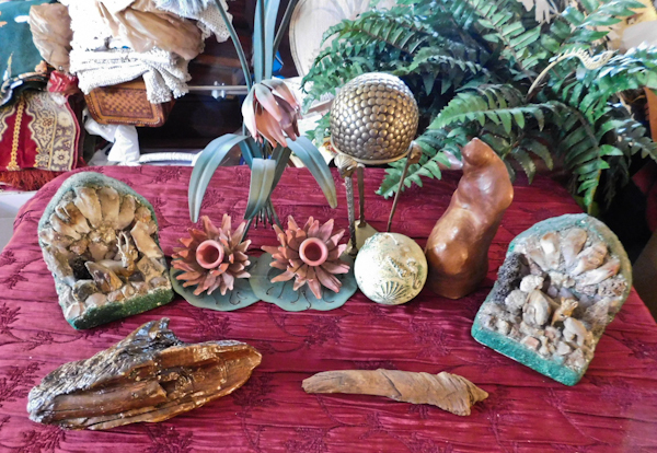 lot 143 image: garden patio decor items