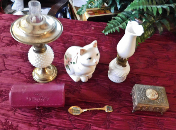 lot 146 image: small decor items charm box, music box mini lamp and more
