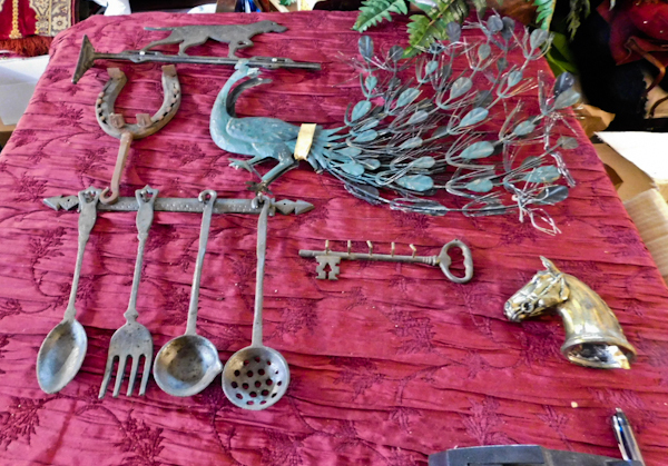 lot 157 image: metal decor items horse head 2 peacocks key with hooks