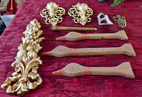 lot 168 image: more wall decor wooden ducks metal candle holders