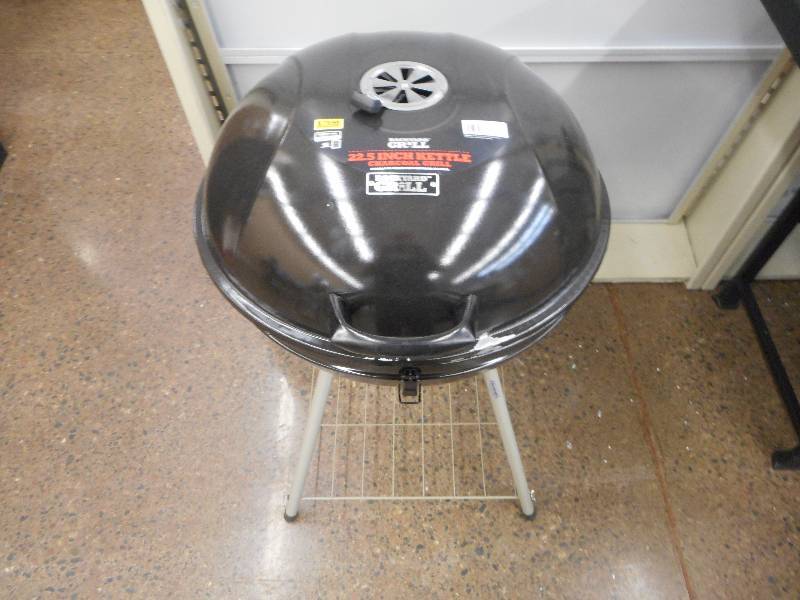 lot 4 image: BACKYARD GRILL 22.5 KETTLE GRILL