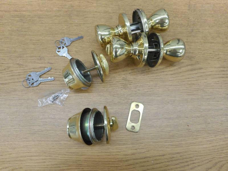 lot 86 image: 2 DOOR KNOB SETS WITH DEADBOLTS