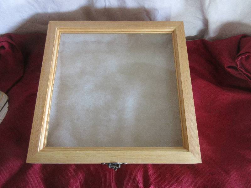 WOODEN DISPLAY BOX