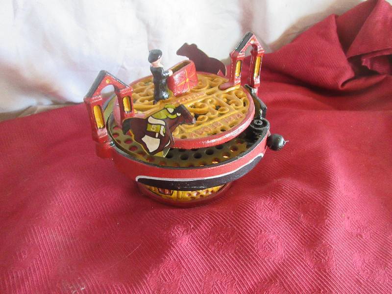 COLLECTIBLE HORSE RACING BANK