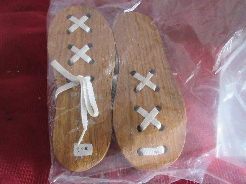 WOOD SHOES FOR TIEING PRACTICE
