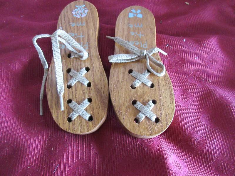 WOOD SHOES FOR TIEING PRACTICE