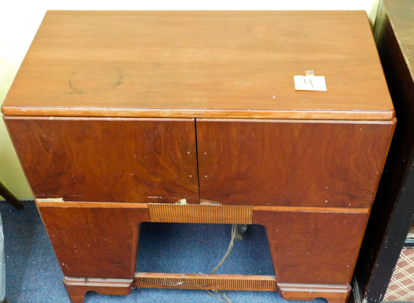 lot 4 image: Vintage RCA Victor Radio Cabinet