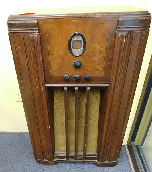 lot 6 image: Vintage Philco Tube Radio Console