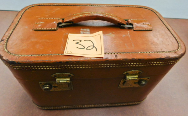 lot 32 image: Vintage Wheary Make Up Travel Case