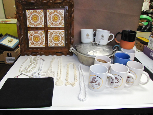 lot 50 image: Vintage Jewelry, handbag and kitchen items