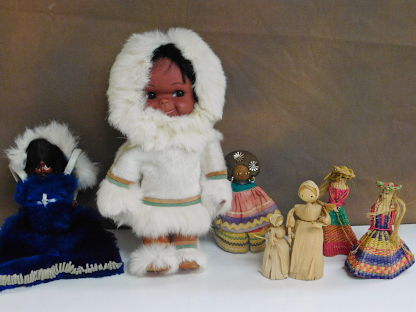 lot 34 image: Vintage Eskimo & Ethnic Dolls