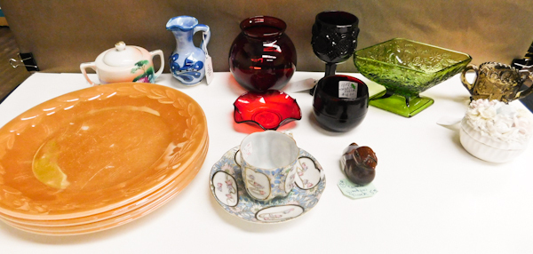 lot 39 image: Nice lot of vintage glassware, decorative items & plates