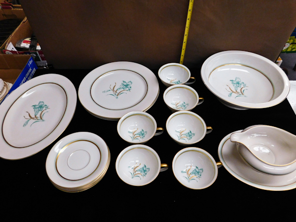 lot 97 image: large number of matching pieces of china