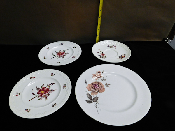 lot 99 image: Cotswold Wedgwood Corinthian plates