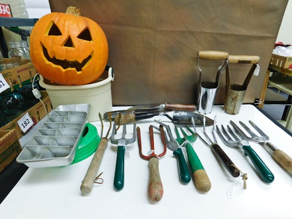 lot 188 image: spring garden tools pumpkin ice cube tray and more