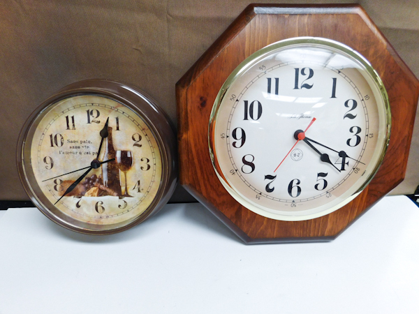 lot 189 image: two clocks one is Seth Thomas battery operated