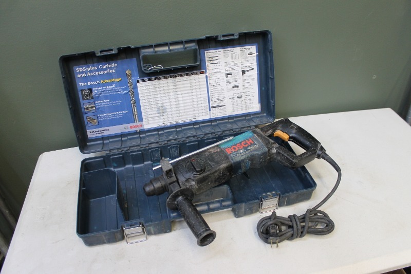 lot 1 image: Bosch Bulldog Hammer Drill