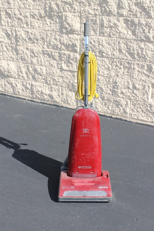 lot 28 image: Commercial Vacuum Cleaner