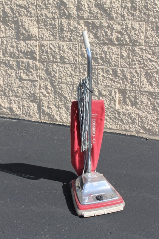 lot 29 image: Commercial Vacuum Cleaner