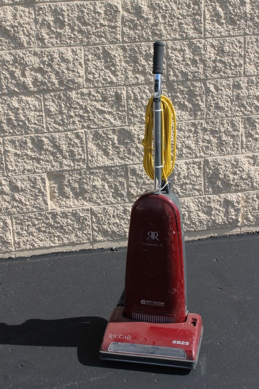 lot 31 image: Commercial Vacuum Cleaner