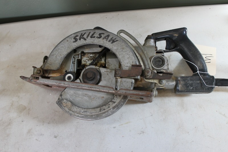 lot 33 image: Skil Saw -  7 14
