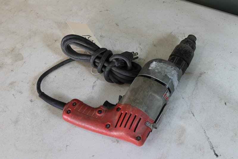 lot 39 image: Milwaukee Screw Shooter