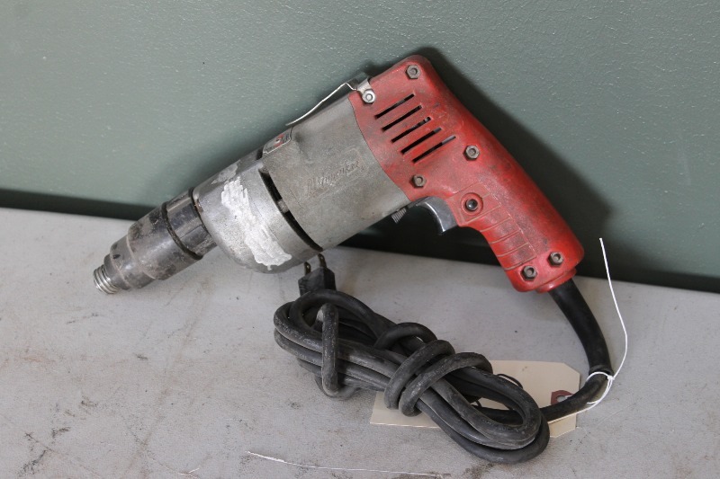lot 86 image: Milwaukee Screw Shooter
