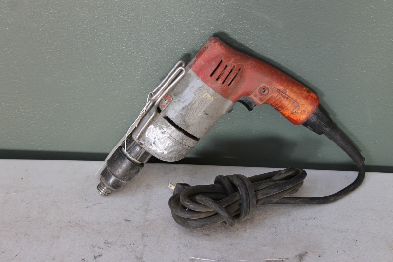 lot 93 image: Milwaukee Screw Shooter