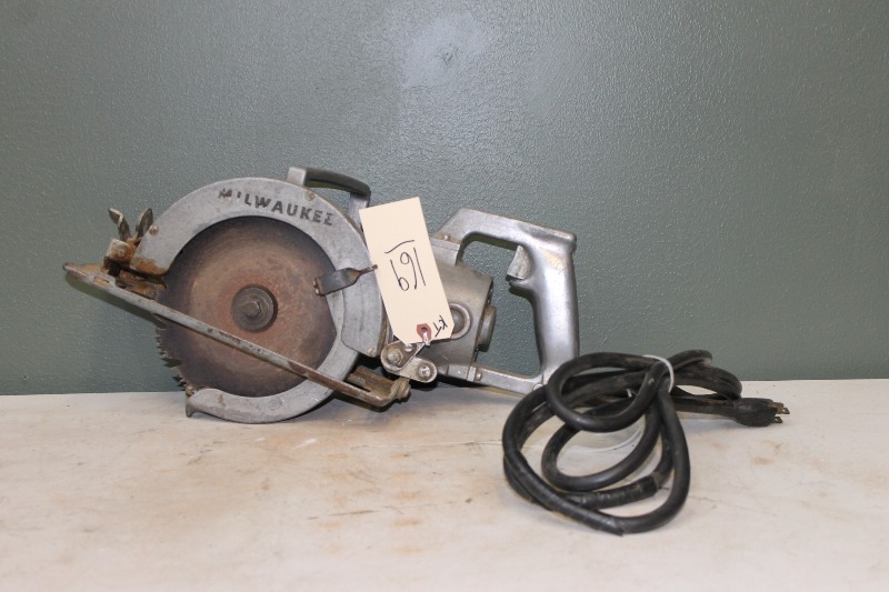 lot 169 image: Milwaukee Worm Drive Saw