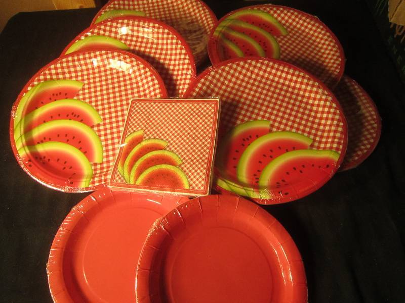 NEW LOT - 8 Sets of 8 Watermelon Dinner Plates, 2 Sets of 8 7 Red Plates & Watermelon Napkins
