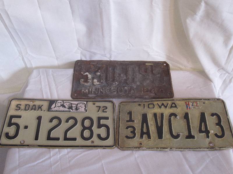 lot 4 image: 3 Vintage license plates