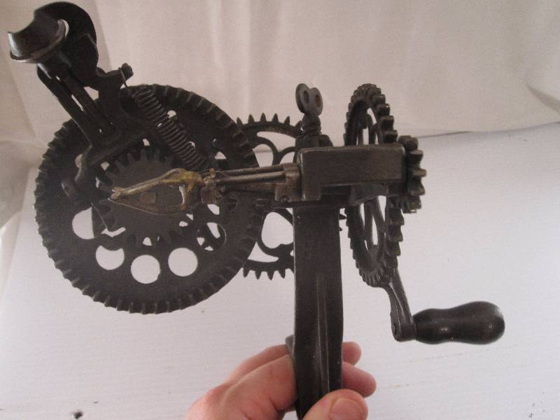 lot 33 image: Vintage apple peeler