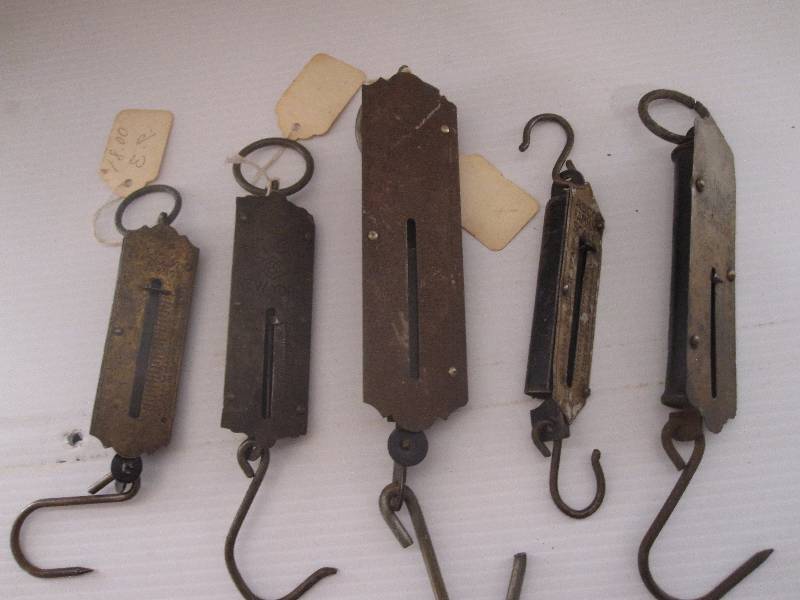 lot 34 image: Antigue hanging scales