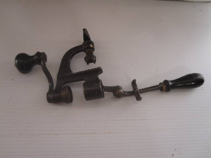 lot 35 image: Cast iron shotgun shell reloading tool