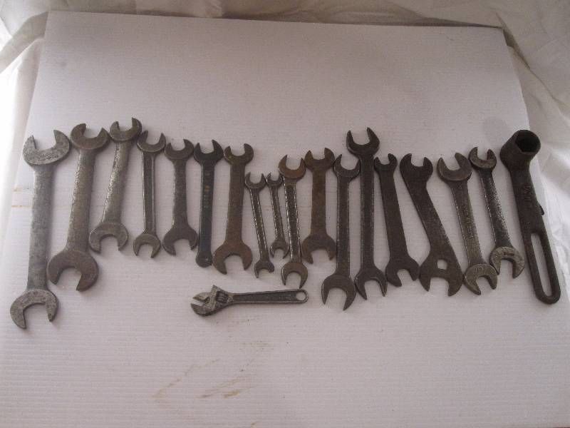 lot 39 image: lot of 19 vintage wrenches