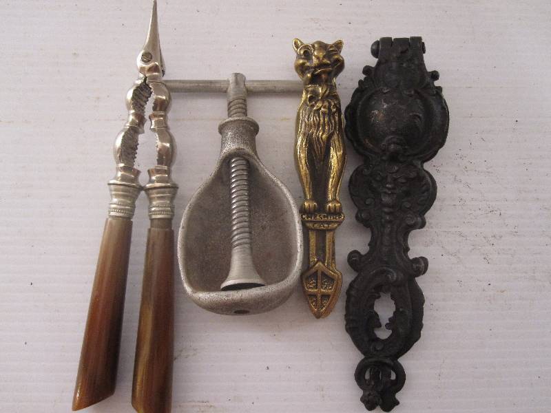lot 44 image: Lot of 4 vintage nutcrackers
