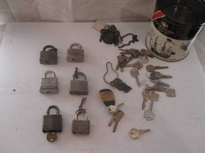 lot 45 image: Large vintage lot of locks and keys