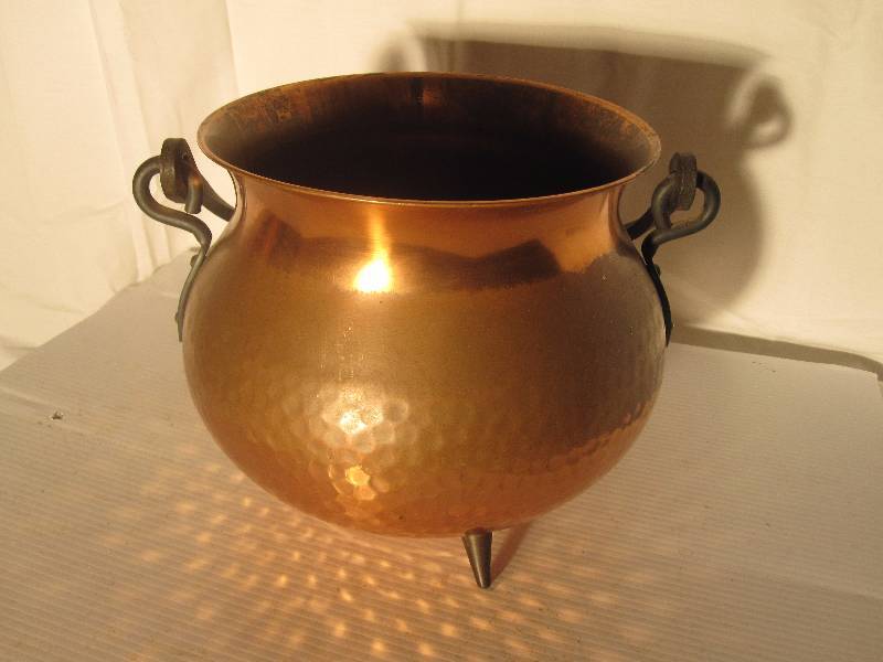 lot 52 image: Copper cauldron pot