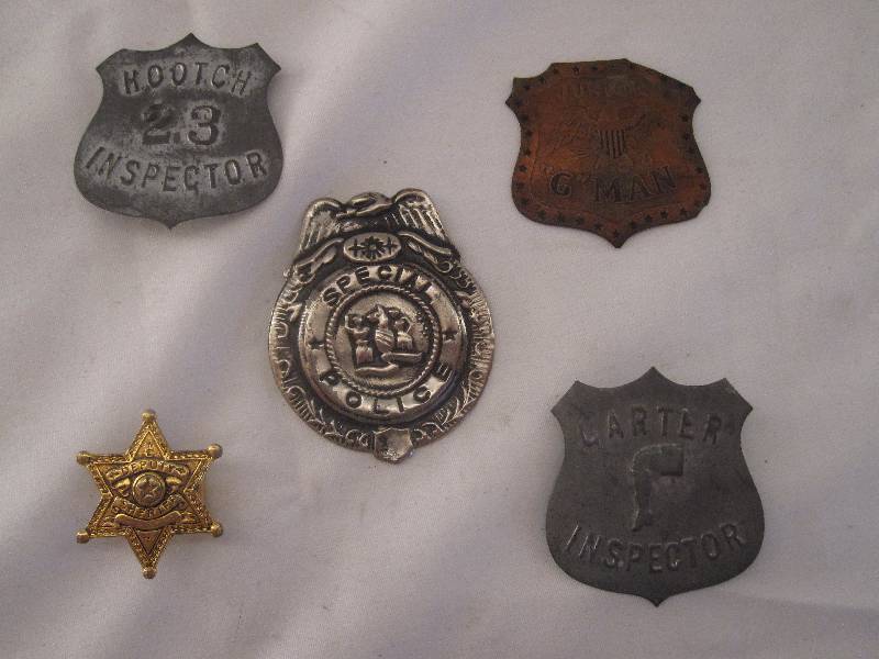 lot 79 image: Vintage toy badges