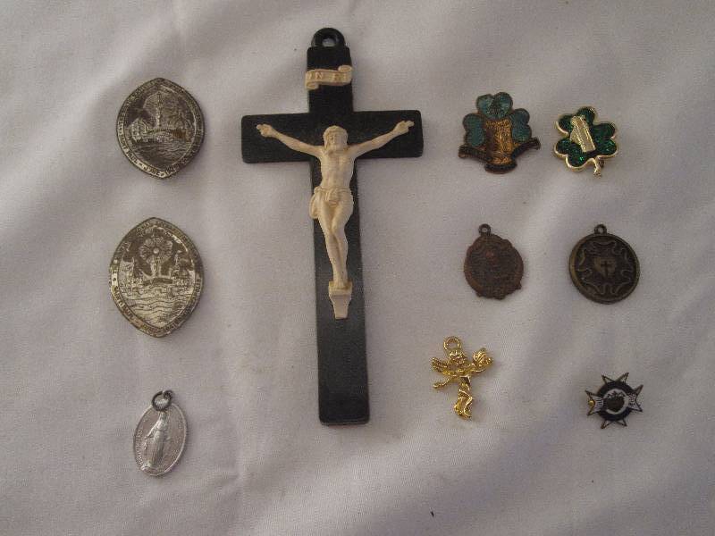 lot 80 image: Vintage religious lot