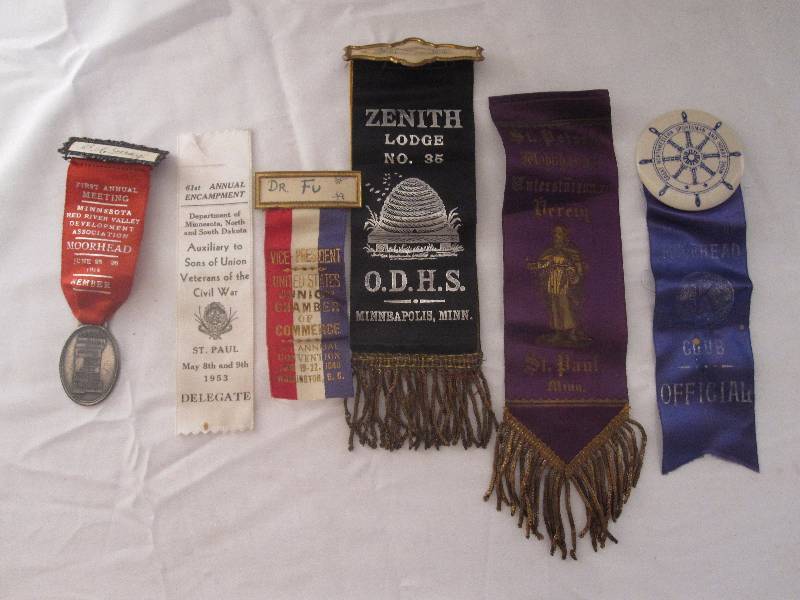 lot 92 image: Vintage ribbon and pin lot