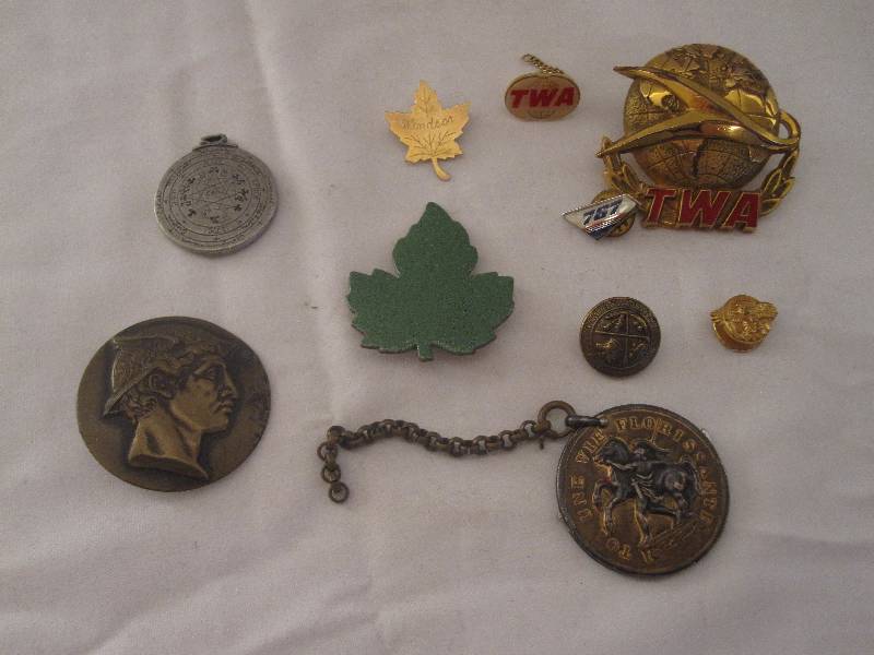 lot 94 image: Vintage lot of assorted pins, buttons and pendants
