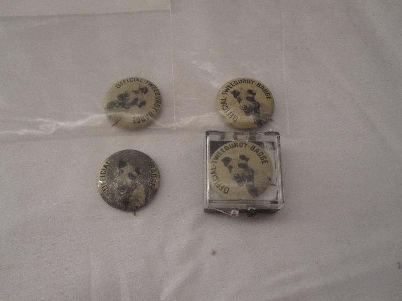 lot 98 image: Lot of 4 Official Tweeduroy Badge pins