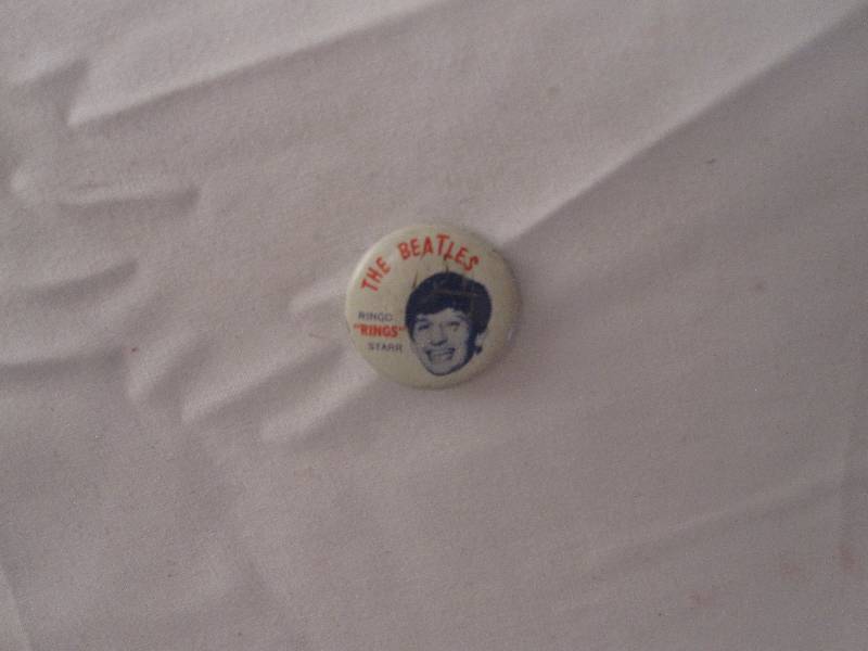 lot 99 image: Vintage 1964 Ringo Starr Beetles pin