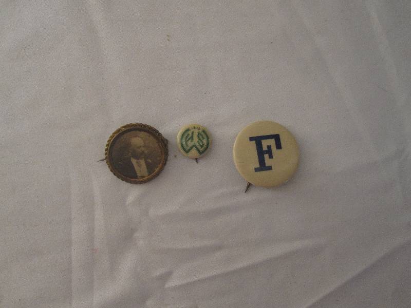 lot 106 image: Lot of 3 vintage pins
