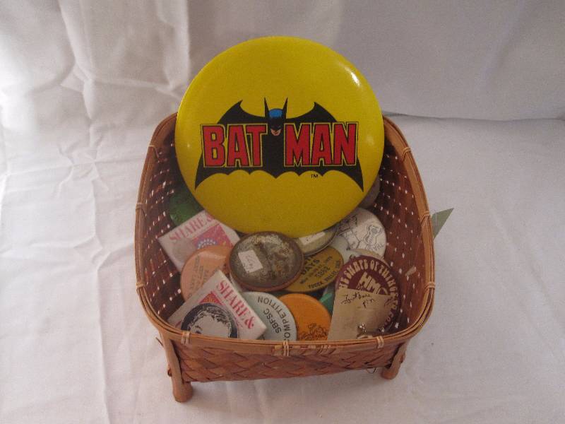 lot 113 image: Large lot of vintage buttons