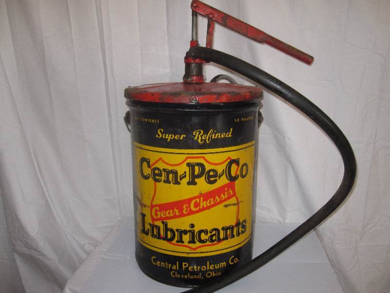 lot 1 image: Vintage Cen-Pe-Co Oil Can