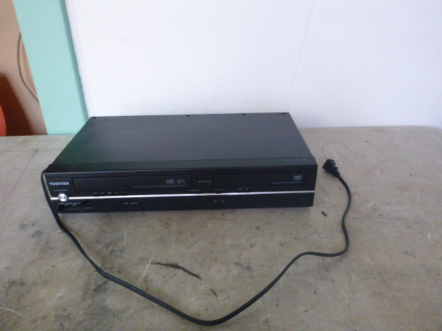 Toshiba VCRDVD Combo